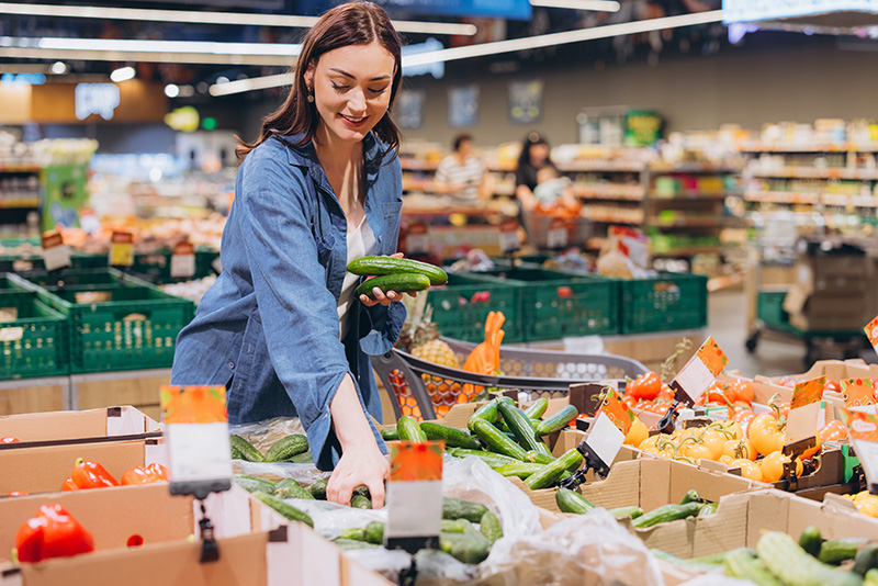 woman-volunteer-grocery-shopping